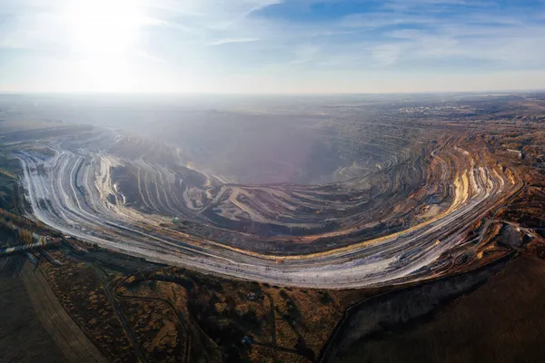 矿山和加工厂露天矿，航空视图 — 图库照片