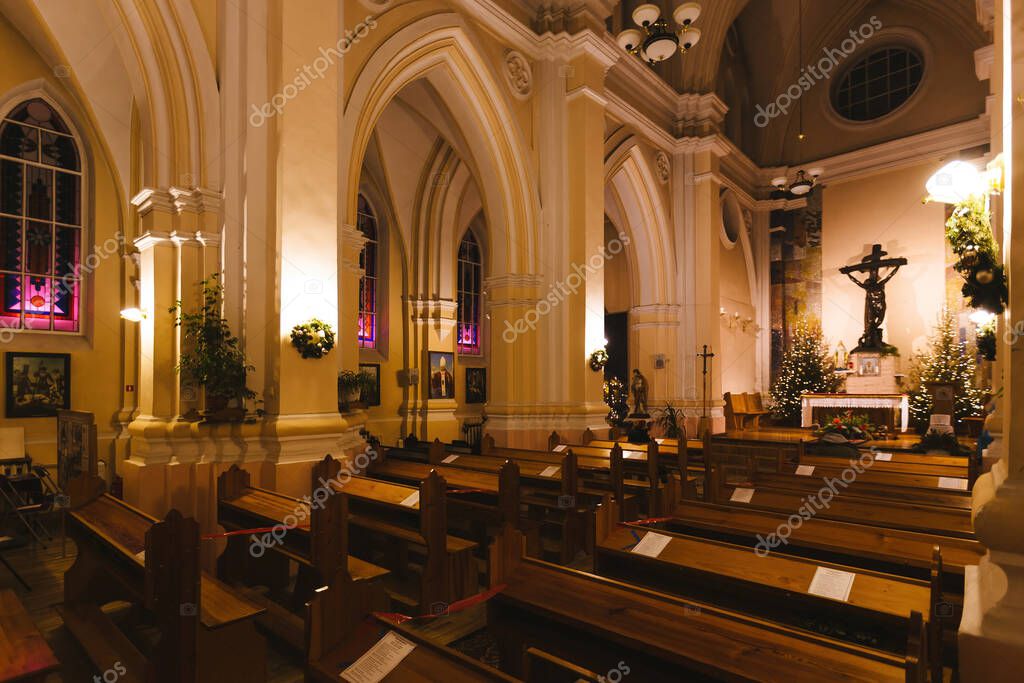 Interior de la Iglesia Católica de la Asunción de la Virgen María en