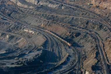 Madencilik ve işleme tesisinde maden ocağı aç.