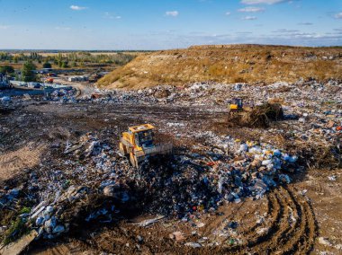 Çöp yığını, çalışan çöp kamyonu, buldozer, hava manzarası..