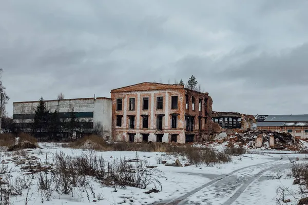 解体された古い工業ビルの遺跡 レンガ 破片の山 — ストック写真