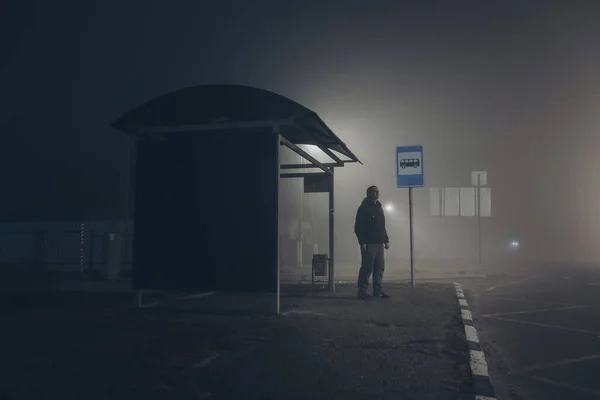 Egyedül Egy Szomorú Ember Buszmegállóban Vár Buszra — Stock Fotó