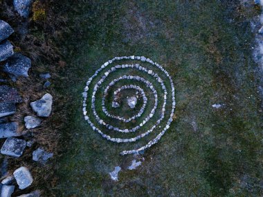 Taştan yapılmış spiral labirent, İHA 'nın üst görüntüsü.