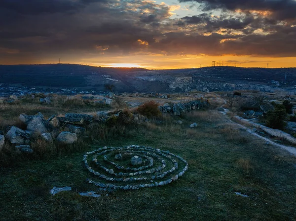 Spirallabyrinth Aus Steinen Bei Sonnenuntergang — Stockfoto
