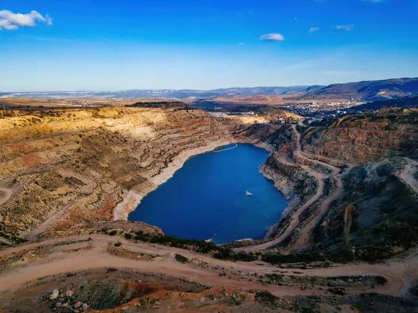 Pedreira Pedra Calcária Abandonada Com Lago Forma Coração Fundo — Fotografia de Stock