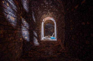 Tarihi yeraltı kırmızı tuğla geçidi eski şehrin altında.