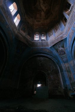 Smolensk 'teki terk edilmiş eski Ortodoks kilisesinin içinde. İçinde fresk kalıntıları olan Tanrı' nın annesinin simgesi..