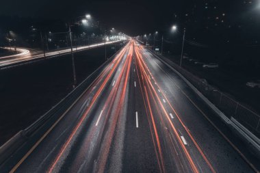 Sisli bir gece. Yol sokak lambalarıyla aydınlandı, hava manzarası....
