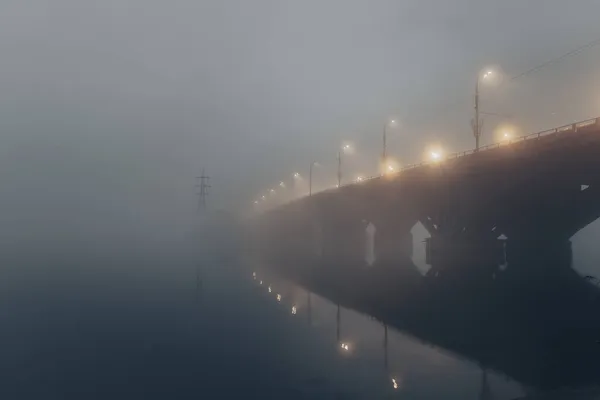 霧の中に消えていく橋 フォガレス橋 ヴォロネジ ロシア — ストック写真