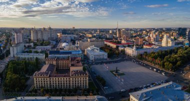 Akşam vakti Voronezh şehri, insansız hava aracı manzaralı..