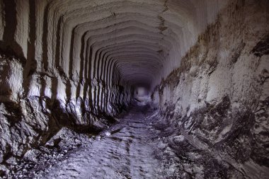 Sondaj makinesi izleri taşıyan Chalky maden tüneli, Belgorod, Rusya.