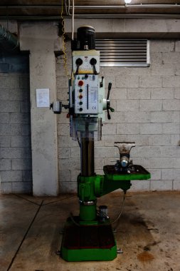 Metal atölyesinde endüstriyel sondaj makinesi araçları.