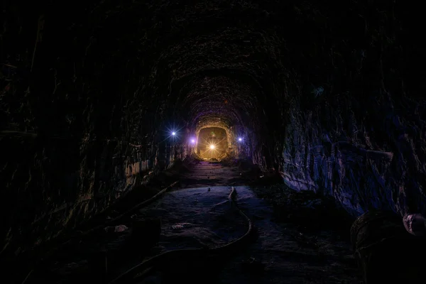 Tmavý Strašidelný Starý Opuštěný Důl Podsvícení — Stock fotografie