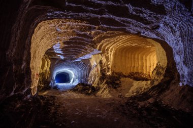 Sondaj makinesi izleri taşıyan Chalky maden tüneli, Belgorod, Rusya.