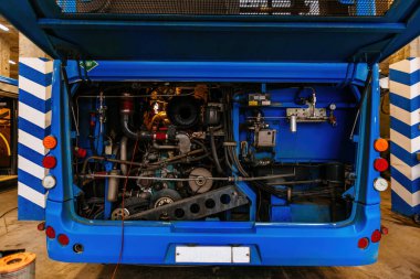 Servis merkezinde onarım için açık bus dizel motor sistemi.