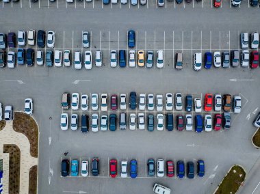 Otoparkta, hava manzarasının tam üstünde. Üst görünüm.
