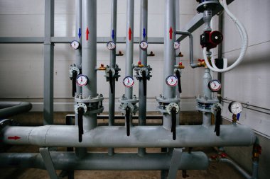 Manometreli ısıtma ya da tesisat sisteminin çelik boru hattı.