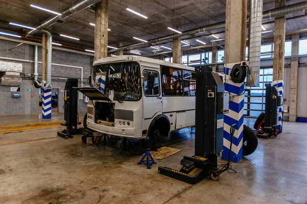 Autobus Dans Atelier Réparation Moderne — Photo