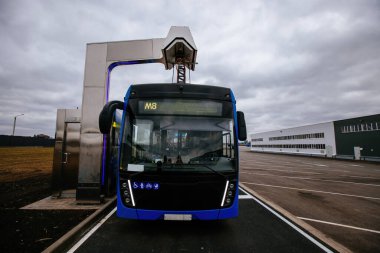 Şarj istasyonunda elektrik otobüslerinin şarjı..