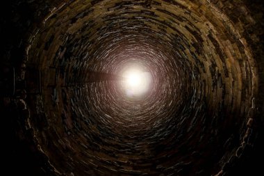 Merdiveni olan eski tuğla şaftın içinde..