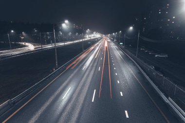 Sisli bir gece. Yol sokak lambalarıyla aydınlandı, hava manzarası....