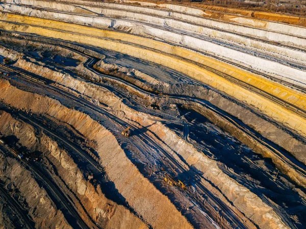 Madencilik ve işleme tesisinde maden ocağı açık, hava manzaralı..