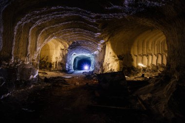 Sondaj makinesi izleri taşıyan Chalky maden tüneli, Belgorod, Rusya.
