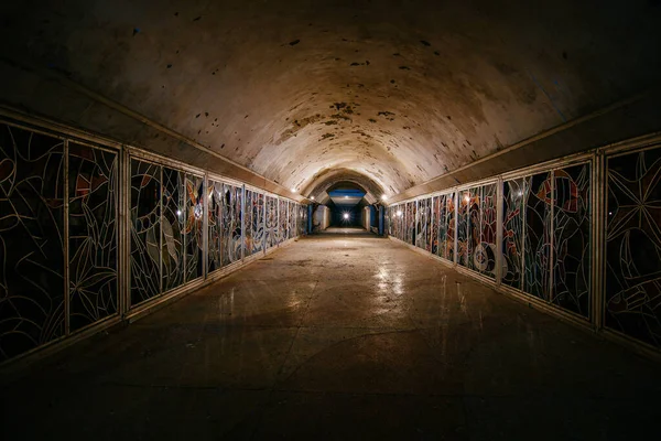 黑暗可怕的废弃地铁站 — 图库照片