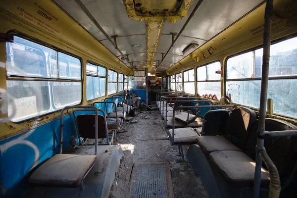 Uvnitř Staré Opuštěné Rezavé Trosky Autobusu Nebo Trolejbusu — Stock fotografie