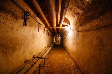 Eski terk edilmiş Sovyet sığınağındaki koridor..