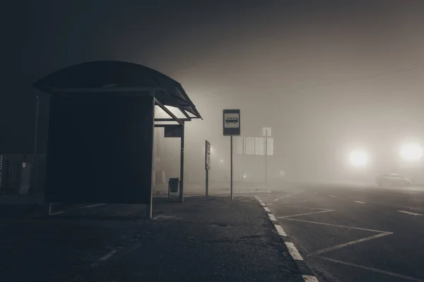 雾蒙蒙的夜晚空荡荡的巴士站 — 图库照片