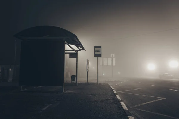 Arrêt Bus Vide Solitaire Nuit Brumeuse — Photo