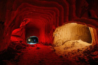 Sondaj makinesi izleri taşıyan Chalky maden tüneli, Belgorod, Rusya.