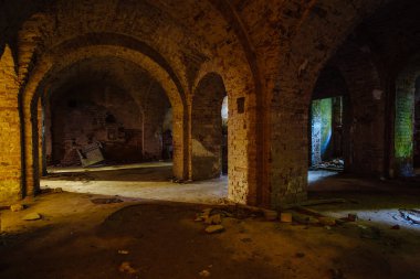 Eski malikanenin altındaki kırmızı tuğladan bir zindan..