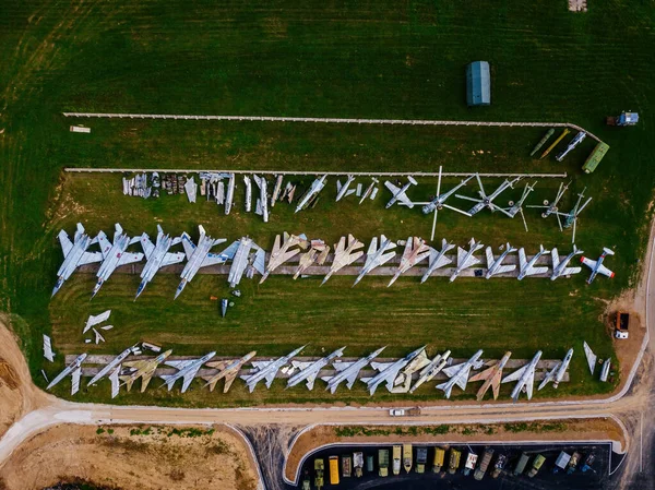 飛行場内の軍用機の空中トップビュー — ストック写真