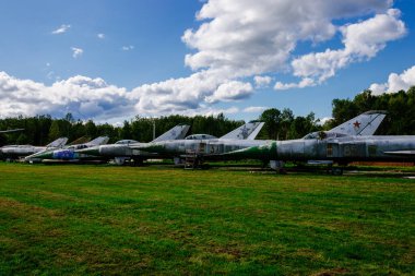 Eski Sovyet savaş uçakları terk edilmiş havaalanında.,