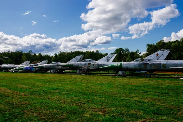 Alte Kaputte Sowjetische Kampfflugzeuge Auf Verlassenem Flugplatz — Stockfoto