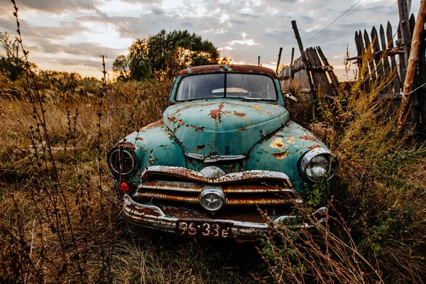 Viejo Oxidado Overgrown Abandonado Soviet Retro Coche — Foto de Stock