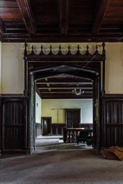 Güzel oyulmuş ahşap süslemeleri olan terk edilmiş eski bir kale. Eski Malikane Uspenskoye, Moskova bölgesi.