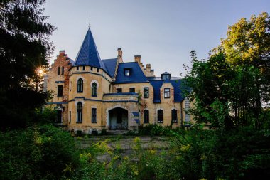 Gotik tarzda terk edilmiş eski bir kale. Eski Philipov malikanesi, Moskova bölgesi.