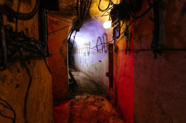 Eski yeraltı iletişim tüneli. Metro ya da diğer inşaatlar.