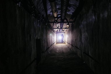 Eski yeraltı iletişim tüneli. Metro ya da diğer inşaatlar.