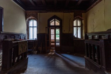 Güzel oyulmuş ahşap süslemeleri olan terk edilmiş eski bir kale. Eski Malikane Uspenskoye, Moskova bölgesi.