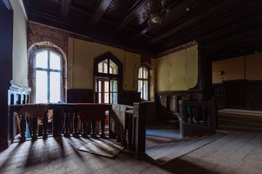 Güzel oyulmuş ahşap süslemeleri olan terk edilmiş eski bir kale. Eski Malikane Uspenskoye, Moskova bölgesi.