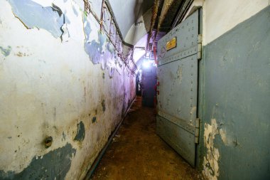 Eski terk edilmiş kirli Sovyet sığınağı, Soğuk Savaş yankısı..