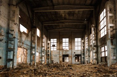 Eski terk edilmiş büyük sanayi salonu yıkım için bekliyor..