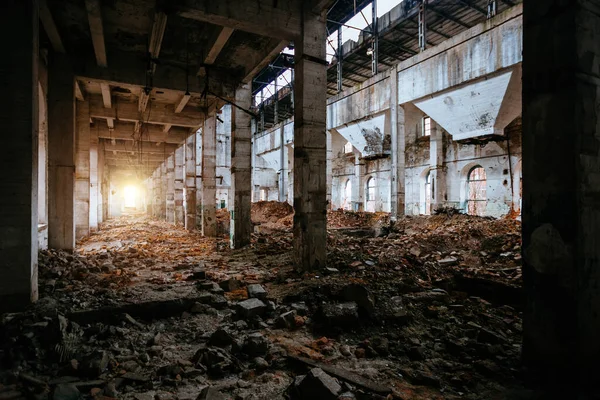 Velho Abandonado Grande Salão Industrial Espera Demolição — Fotografia de Stock