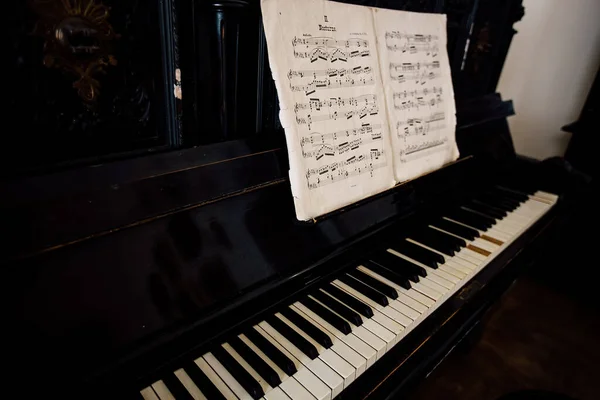 Старая Старинная Фортепианная Клавиатура Закрыть Вид — стоковое фото