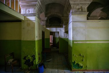 Eski terk edilmiş tarihi binada kemerli koridor..