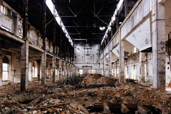 Velho Abandonado Grande Salão Industrial Espera Demolição — Fotografia de Stock